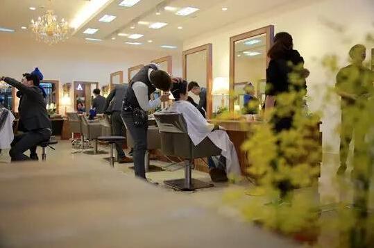 近期长沙开了四家颜值高到让人想报警的美发店