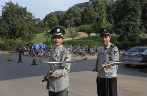 长沙校园安保升级：学校配发2700余把2米长钢叉