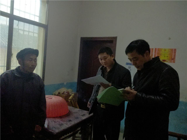 社会事务处党工委书记梁堂林(右二)陪同下走访结对帮扶贫对象