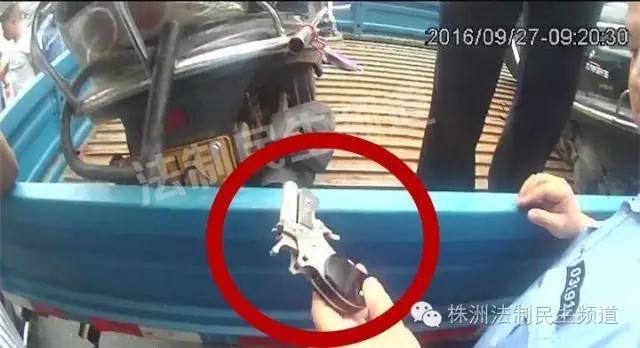 株洲男子摩托车座椅内藏着手枪 被交警抓了现