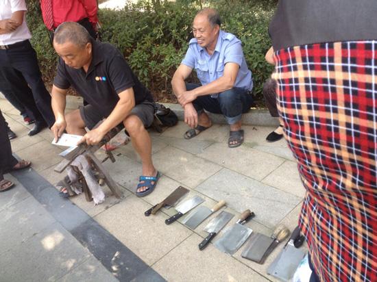 磨剪子咧 戗菜刀!