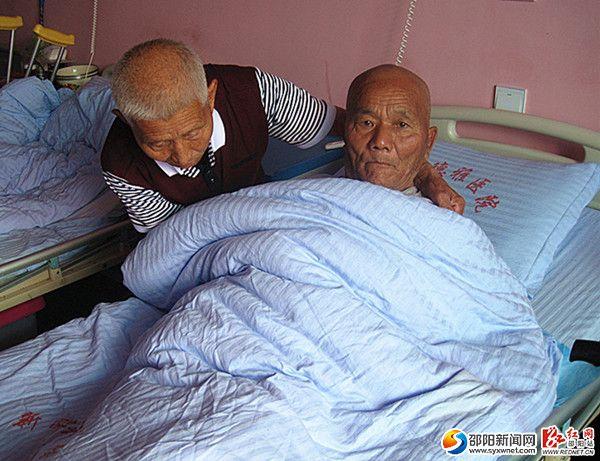 82岁老人义务照顾80岁老人10年 住院贴身护理