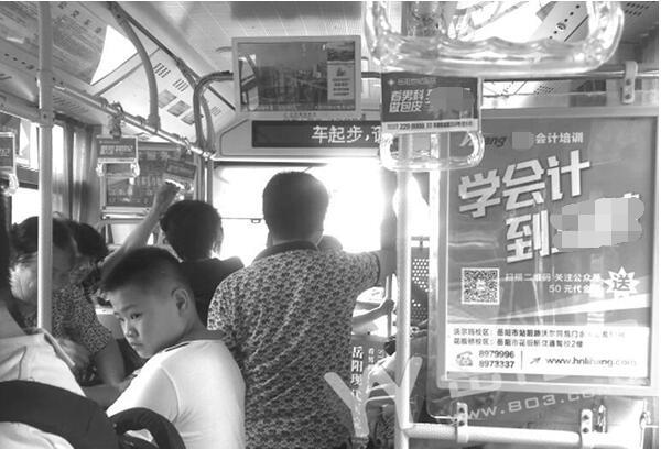 岳阳公交车报站前先放广告 乘客抱怨被广告