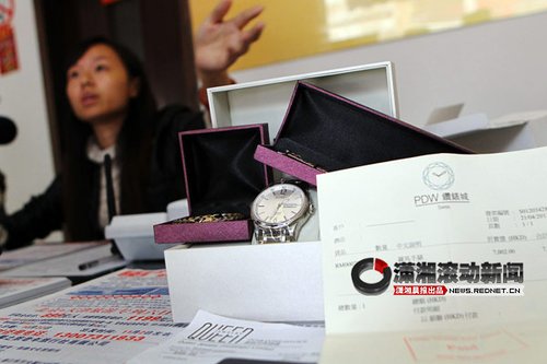 长沙娭毑香港游买回3万元假货 手表官网查不到