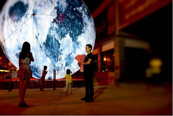 娄底男子“十米超级大月亮”下浪漫求婚_大湘网_腾讯网