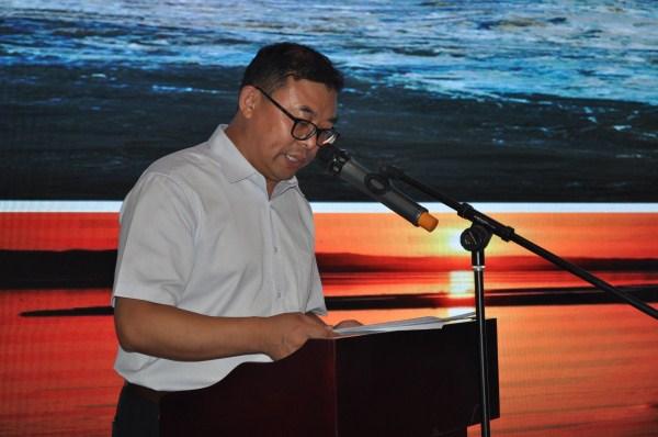 乌海市经济合作局副局长崔洪波做介绍投资乌海相关政策