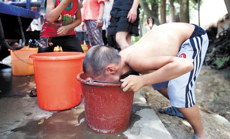 喝万人口水_50万人口没水喝 印西部连年大旱 数百农民自杀