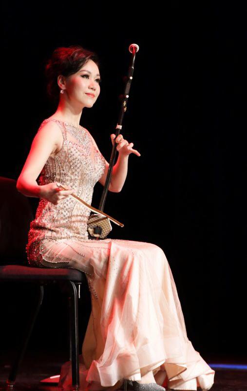 湖南师范大学客座教授等职,是近年来我省最为优秀的二胡演奏家之一