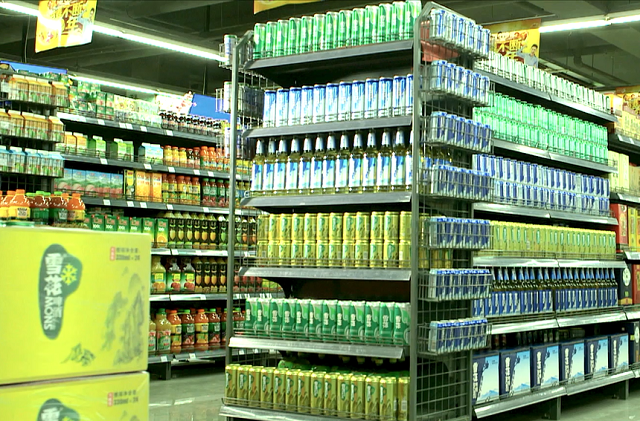 超市内整齐的雪花啤酒陈列货架