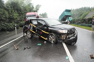 一台轿车因天雨路滑在醴潭高速发生交通事故,冲破中央护栏到了对面车道上。 刘斌 摄