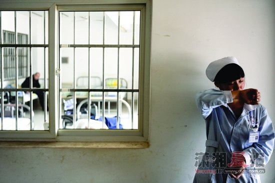 10月10日，长沙市精神病医院，说起家里的孩子，护士曹玲哭了起来。图/记者辜鹏博