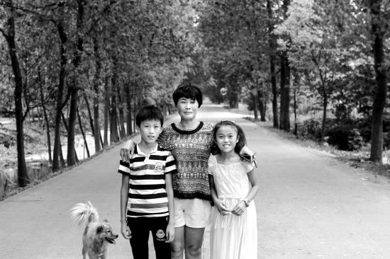 常德一<em>女村支书</em>风雨无阻帮扶三兄妹 为其建新