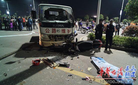 娄底摩托车与货车迎头相撞 致一人当场死亡