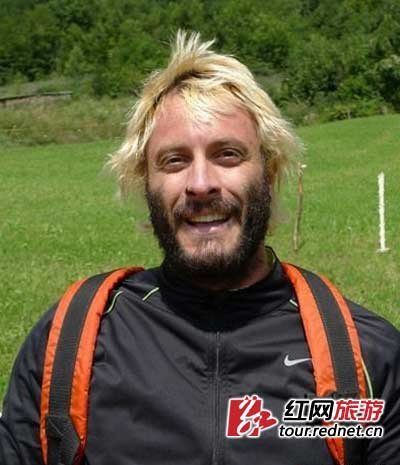 匈牙利翼装选手张家界天门山景区试跳摔落悬崖