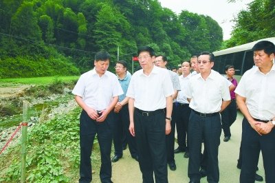 8月1日,省委副书记,省长徐守盛在安化县江南镇考察灾民安置和灾后重建