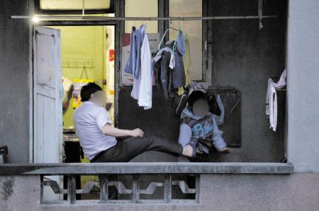 熊孩子8小时被父亲暴打17次 冬天睡阳台