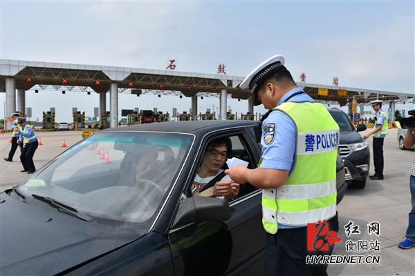 衡阳高速警察开展网络直播 35万网友围观民警