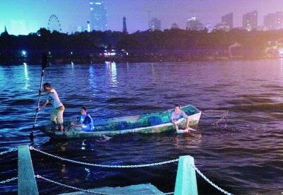两岁女童烈士公园坐脚踏船游湖 洗手时坠湖溺亡