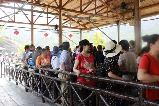 双节 长假石牛寨景区火爆 景区游览秩序井然