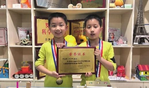 10岁双胞胎创小发明防电梯吃人获创新大赛金