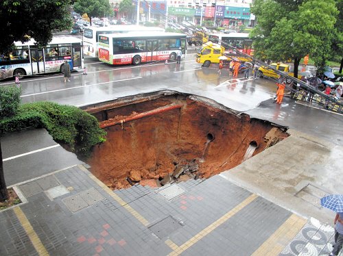 湘潭市河东大道道路塌陷 面积有半个篮球场大