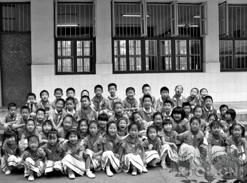 湘潭一小学老师连续6年为学生拍集体照 纪录美