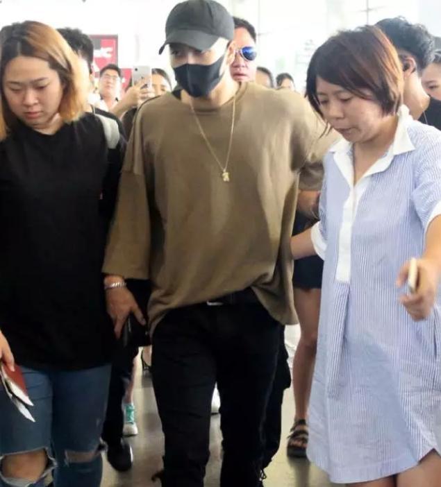 王嘉尔遭私生饭追车受伤 艰难撑腰被搀扶赶飞