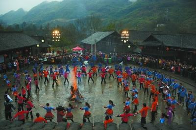 大年初二龙山县惹巴拉村民摆手狂欢祈福新年