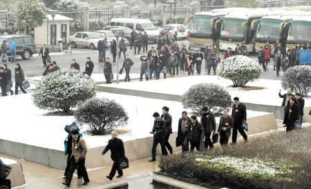 省两会简朴务实新风扑面 代表“拼车”来长赴会