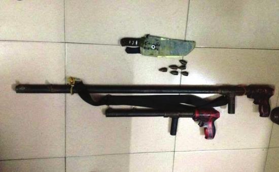 男子杀人后潜逃 民警抓捕时防弹衣被火铳射穿