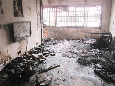 株洲男点燃房子后跪地求助 称屋内有十几人(图