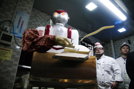 做刀削面奥特曼上阵 机器人代替老师傅