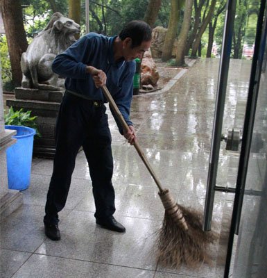 大学保洁员胡新华:工作一天就要做一天的事情