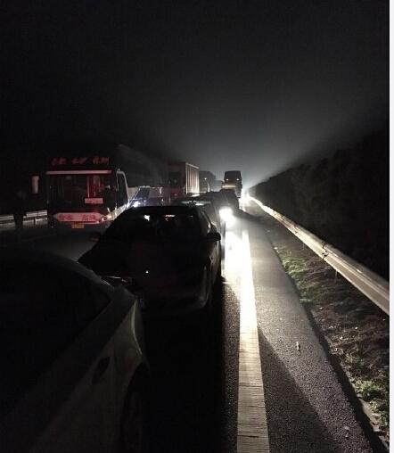 一辆油罐车侧翻 京港澳高速湖南段