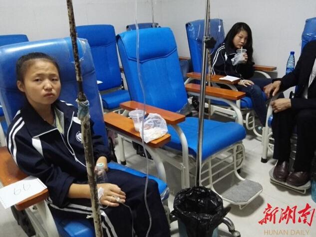湘潭一学校疑似食物中毒 65名学生送医治疗