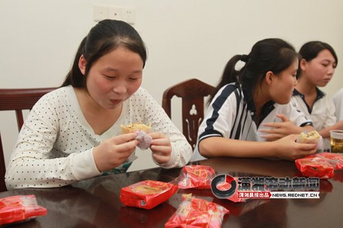 (9月27日,长沙岳麓实验中学的孩子们在高兴地