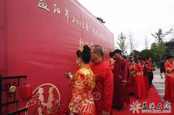 益阳30对新人身着传统服饰 举行七夕集体婚礼