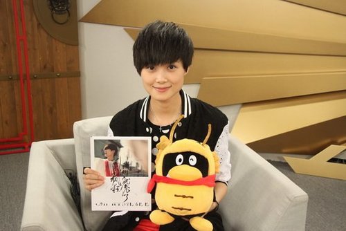 李宇春卖萌模仿QQ表情:疯狂路上韩寒是前辈