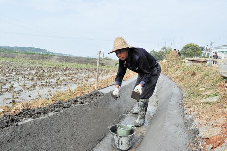 长沙县一村镇新修水渠成豆腐渣工程 手敲碎成