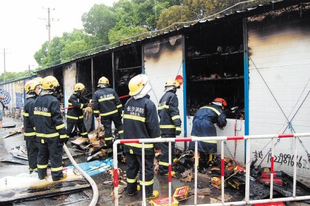 长沙高桥汽配城大火吞没五门面 原因疑为电起