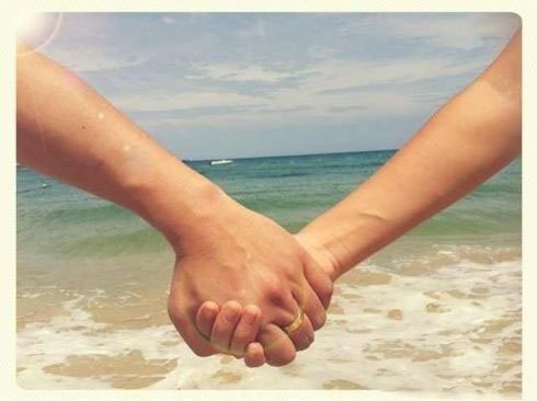 李响晒戴戒牵手照 疑公开与孙骁骁恋情_大湘网