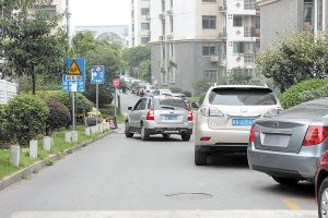 长沙多个小区消防通道变停车场 占道情况严重