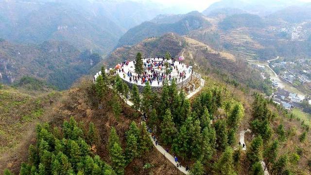 凤凰县春节祭祖暨苗歌花鼓联欢活动 八公山上闹欢腾