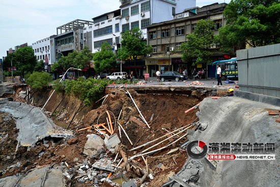 长沙宁乡出现人行道大面积垮塌 幸无人员伤亡