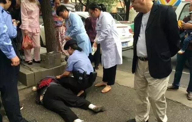 老人晕倒在马路旁 邵阳女警紧急救助获赞