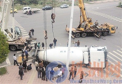 株洲一搅拌车司机下车买烟 马路忽塌陷大车侧