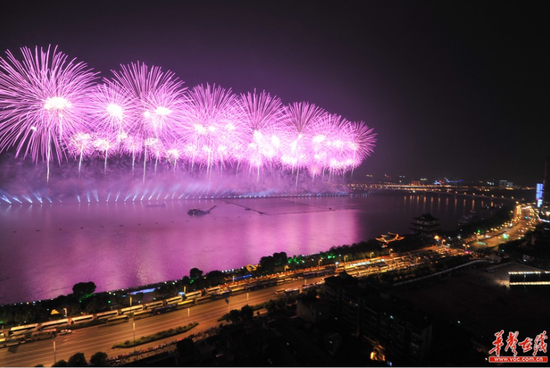 记者揭秘橘子洲音乐焰火晚会 规模超北京奥运