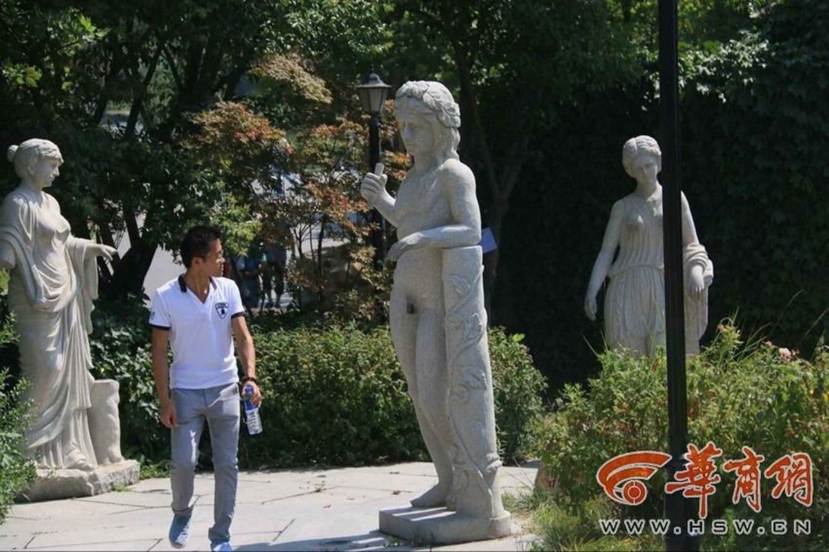 西安世园会多个人体艺术雕塑私处被游客摸黑,