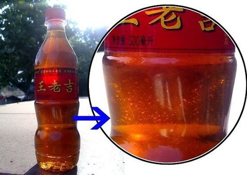 瓶装王老吉被曝现絮状腐败物图