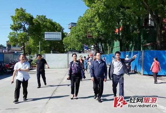 湖南省旅发委党组书记,主任陈献春一行考察正在建设的"烟雨洪江"项目